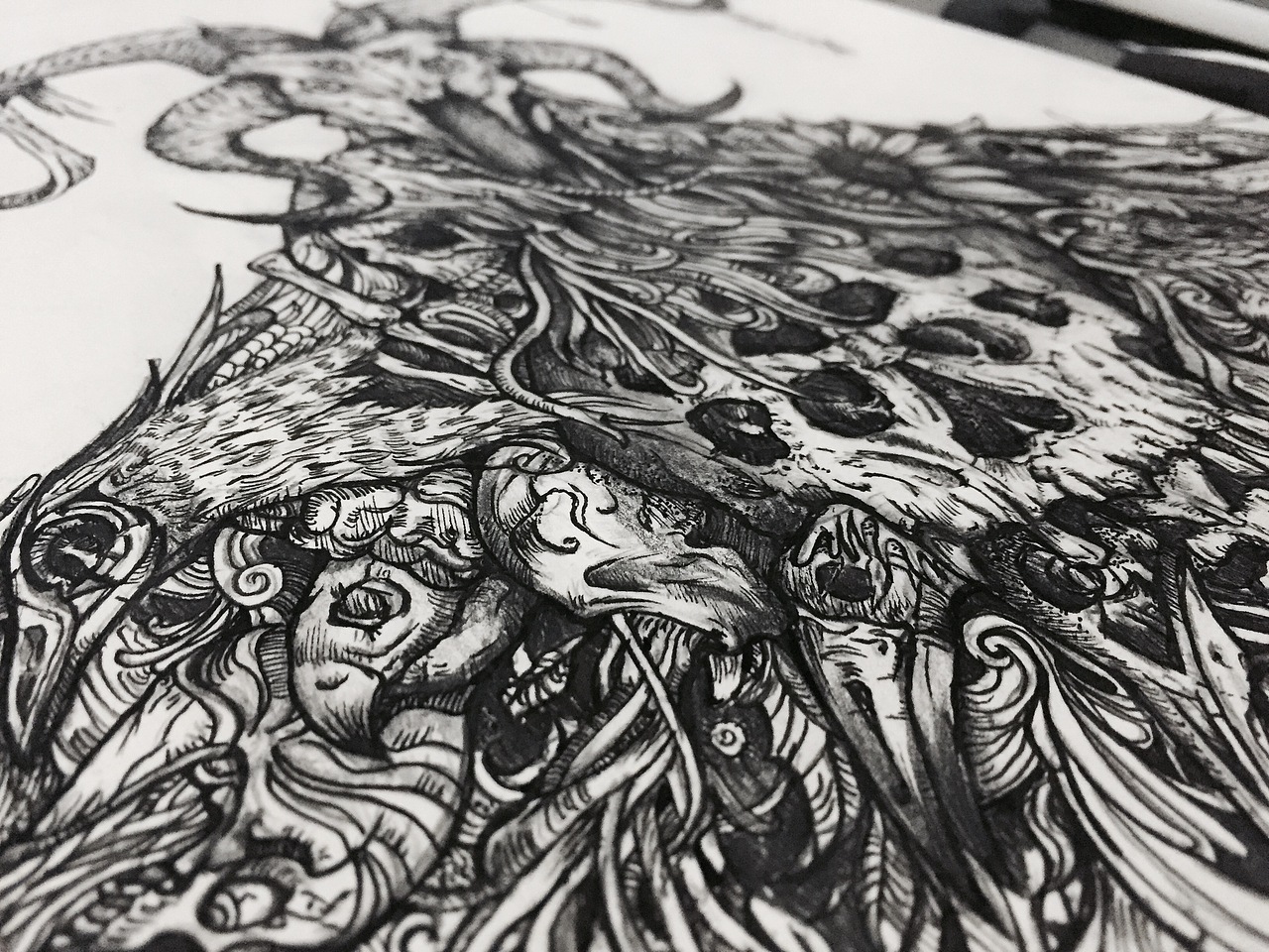 接下来是用针管笔开始加细节和勾边