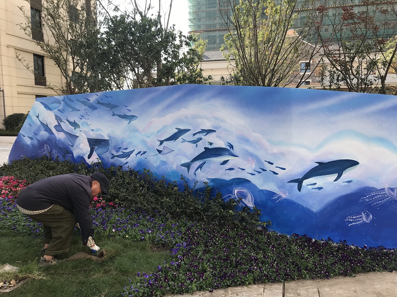 上海浦东楼盘小区 墙绘 蓝天海洋飞鱼