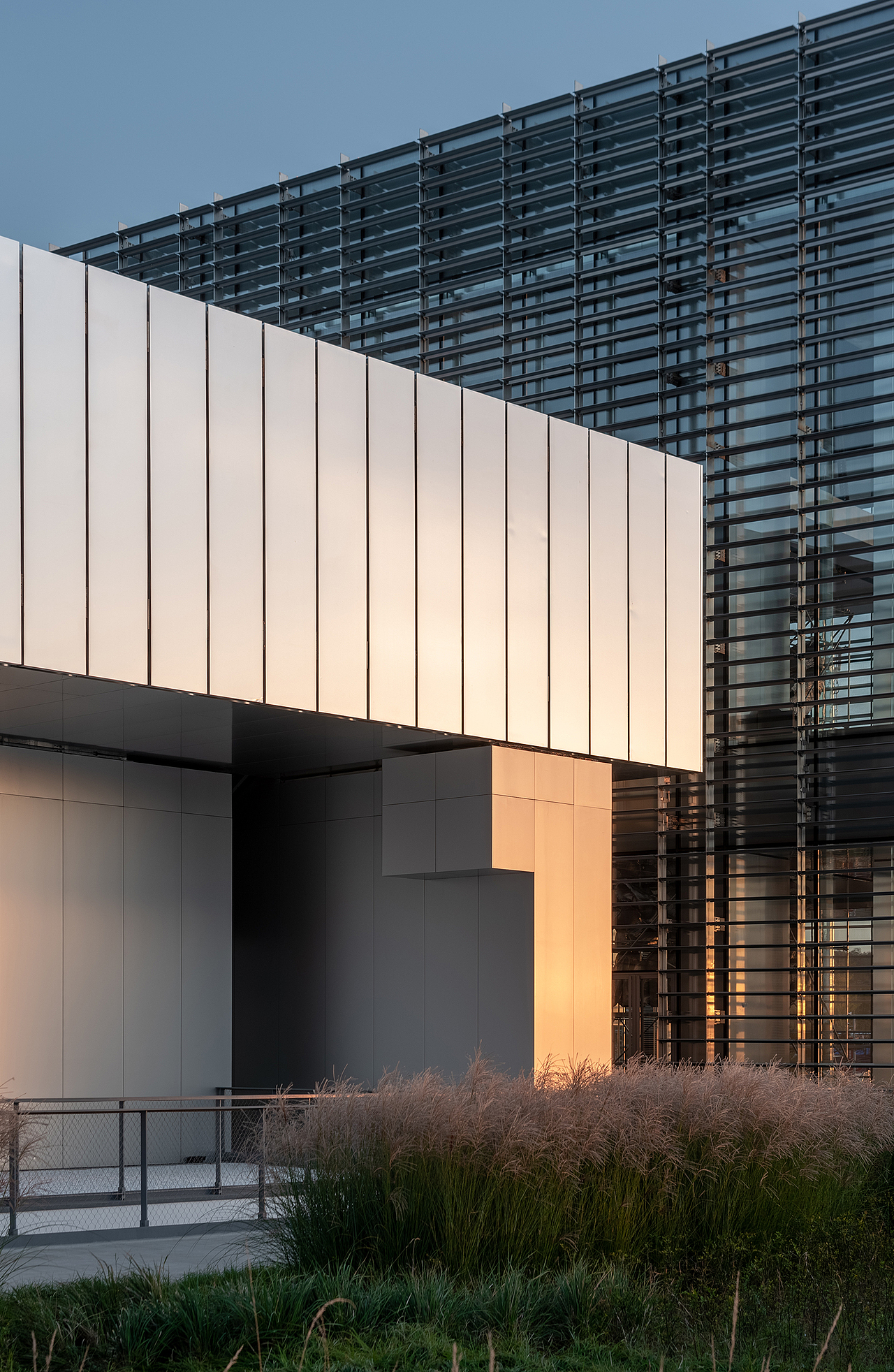 建筑立面映射出晚霞的色彩