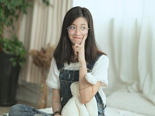 俏皮活泼女生