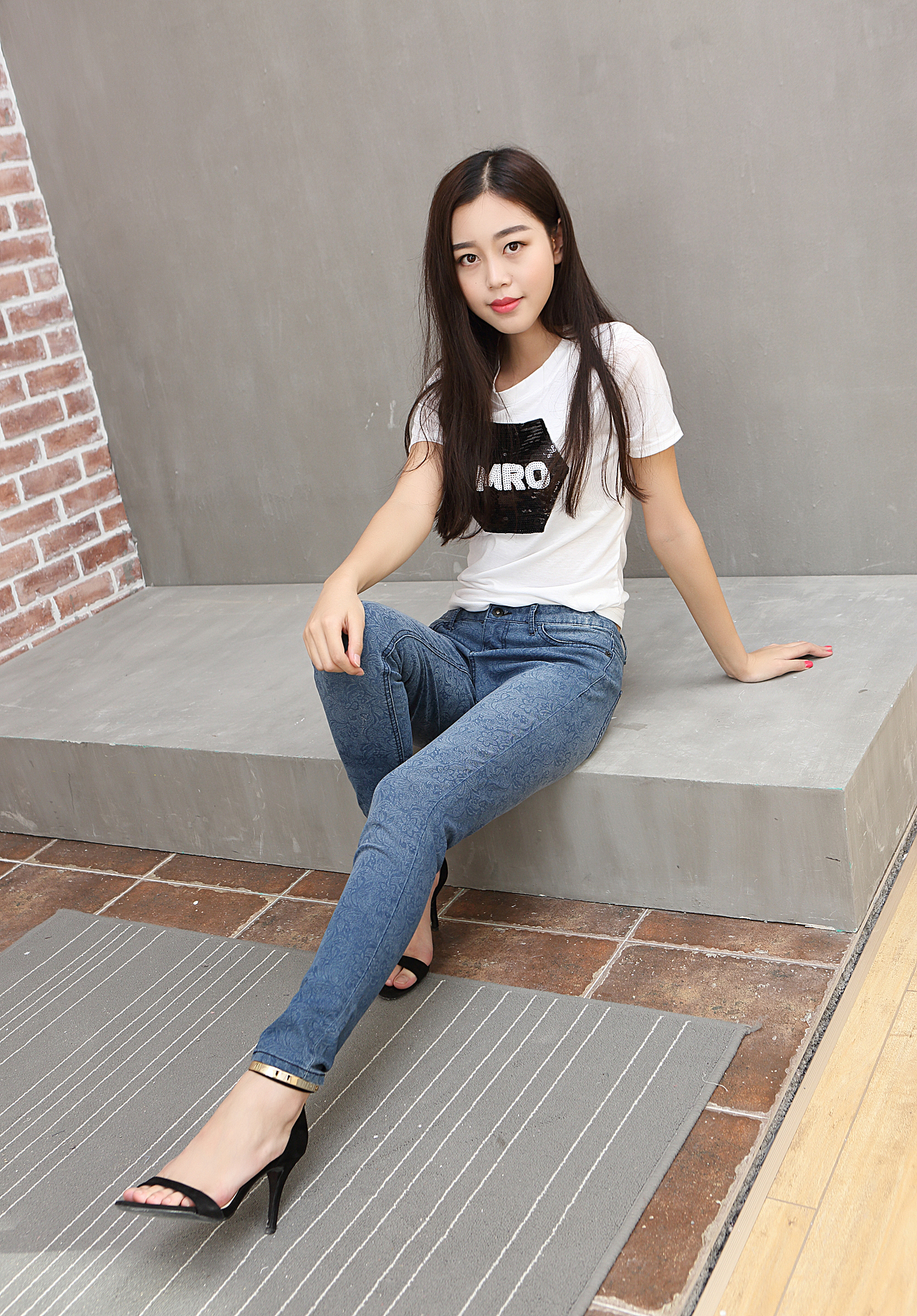 韩国模特网拍淘宝产品牛仔裤女装 T恤外景拍摄拍照摄影专业摄影