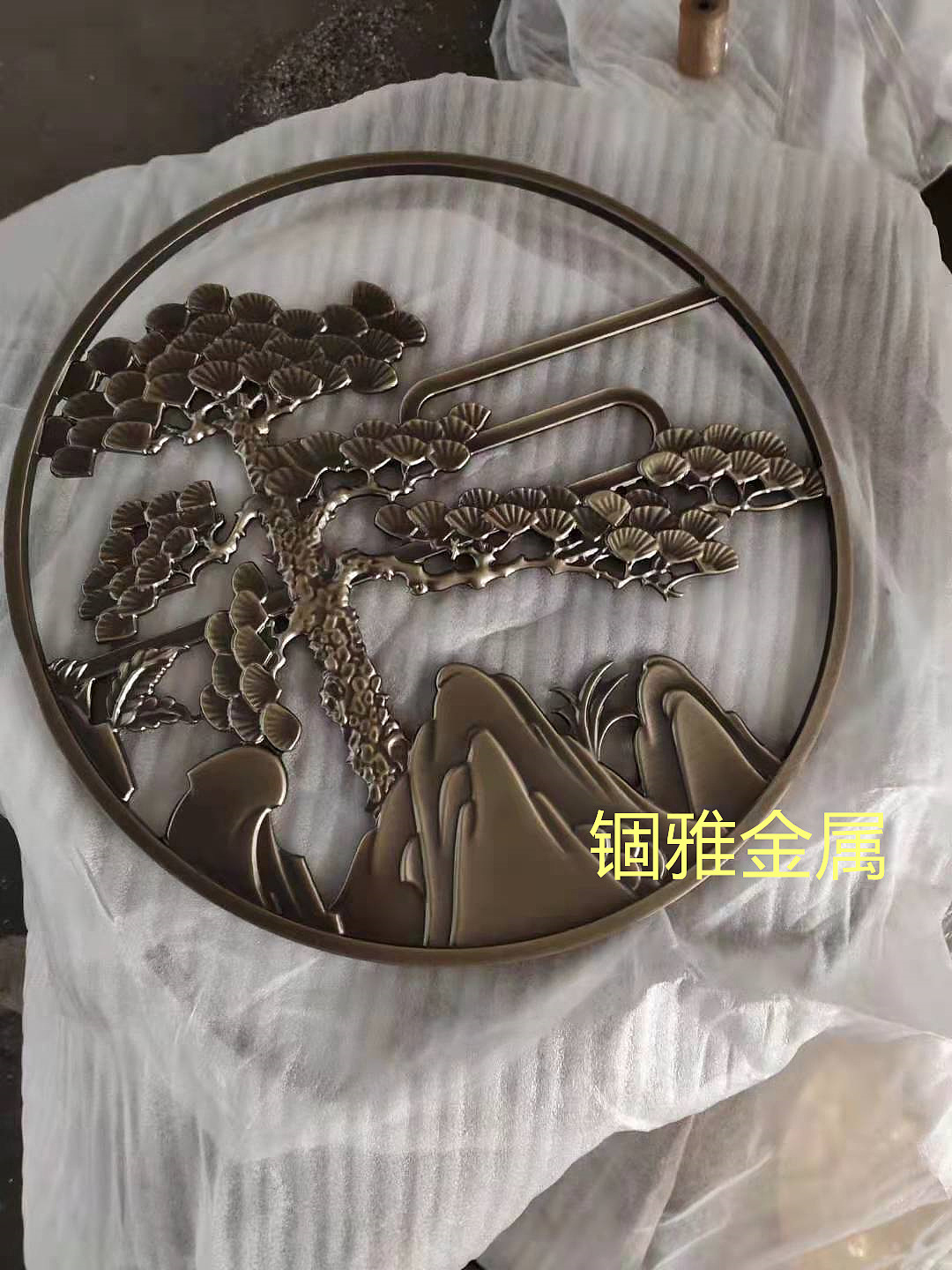 仿古铜铝板雕刻屏风,铝艺雕花圆形屏风隔断装饰风格