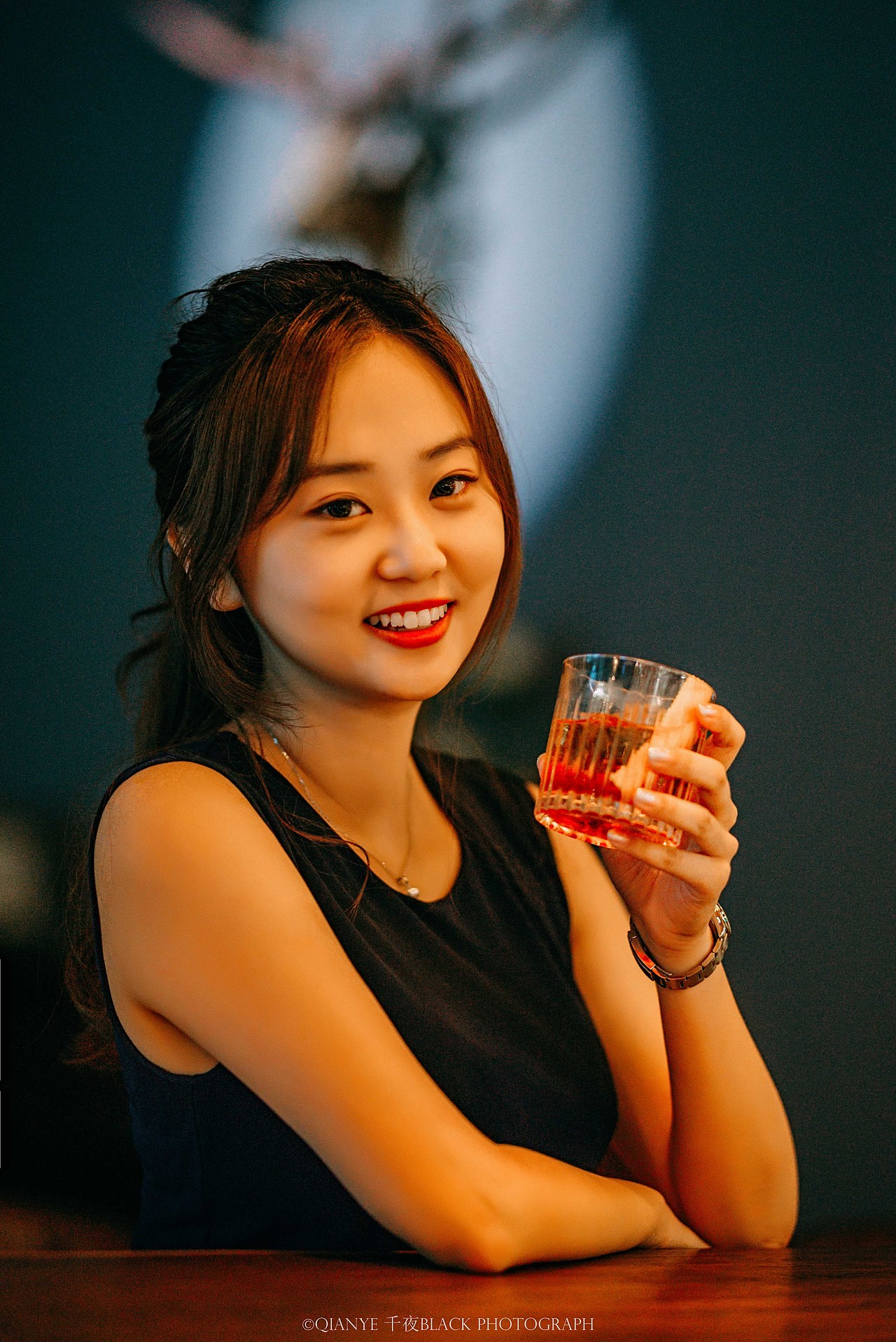 她,与一杯尼格罗尼°