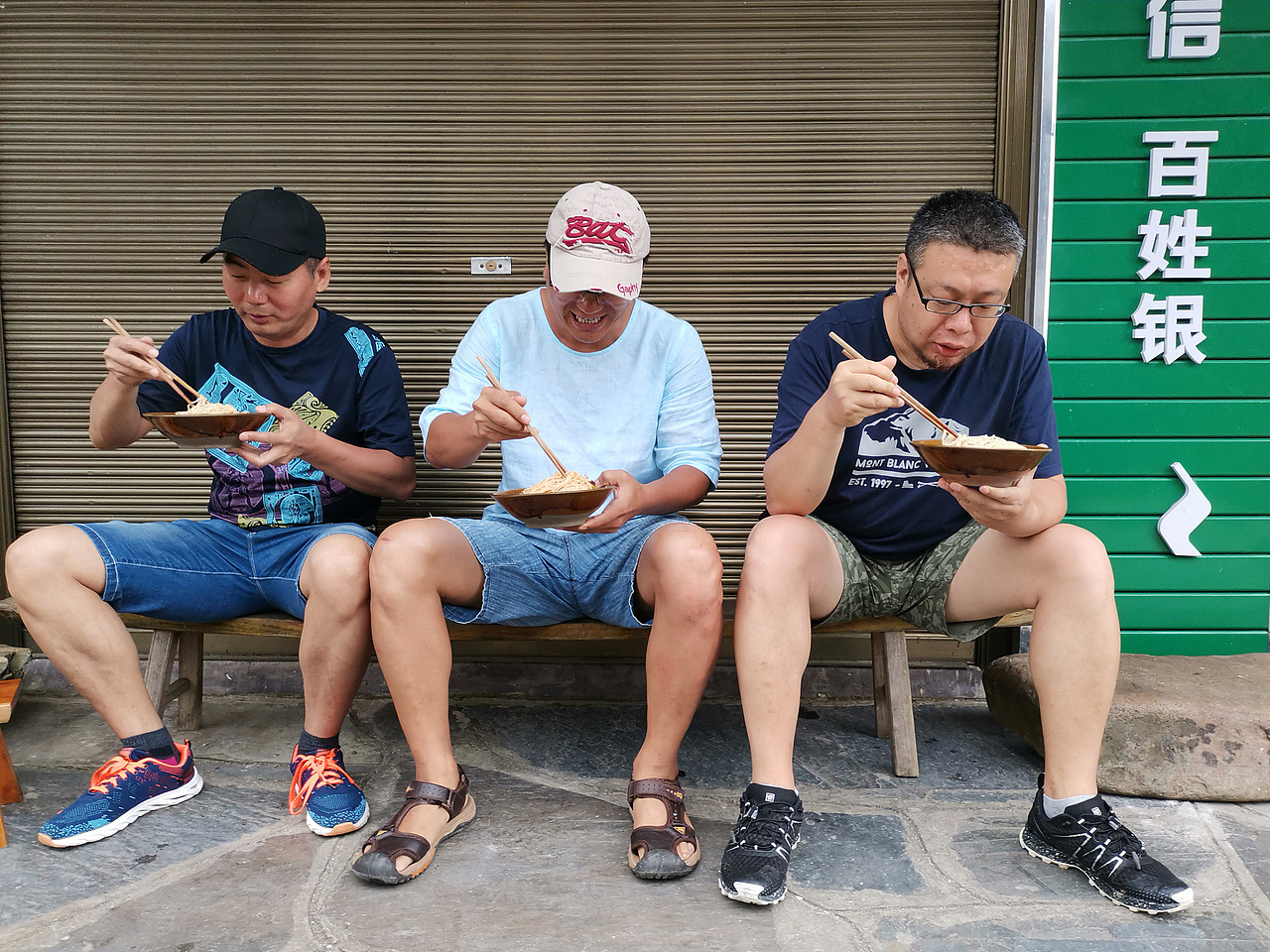 7月18日,我们准备从乌东赶往贵阳,出发前吃碗面。这一天也是我的生日。