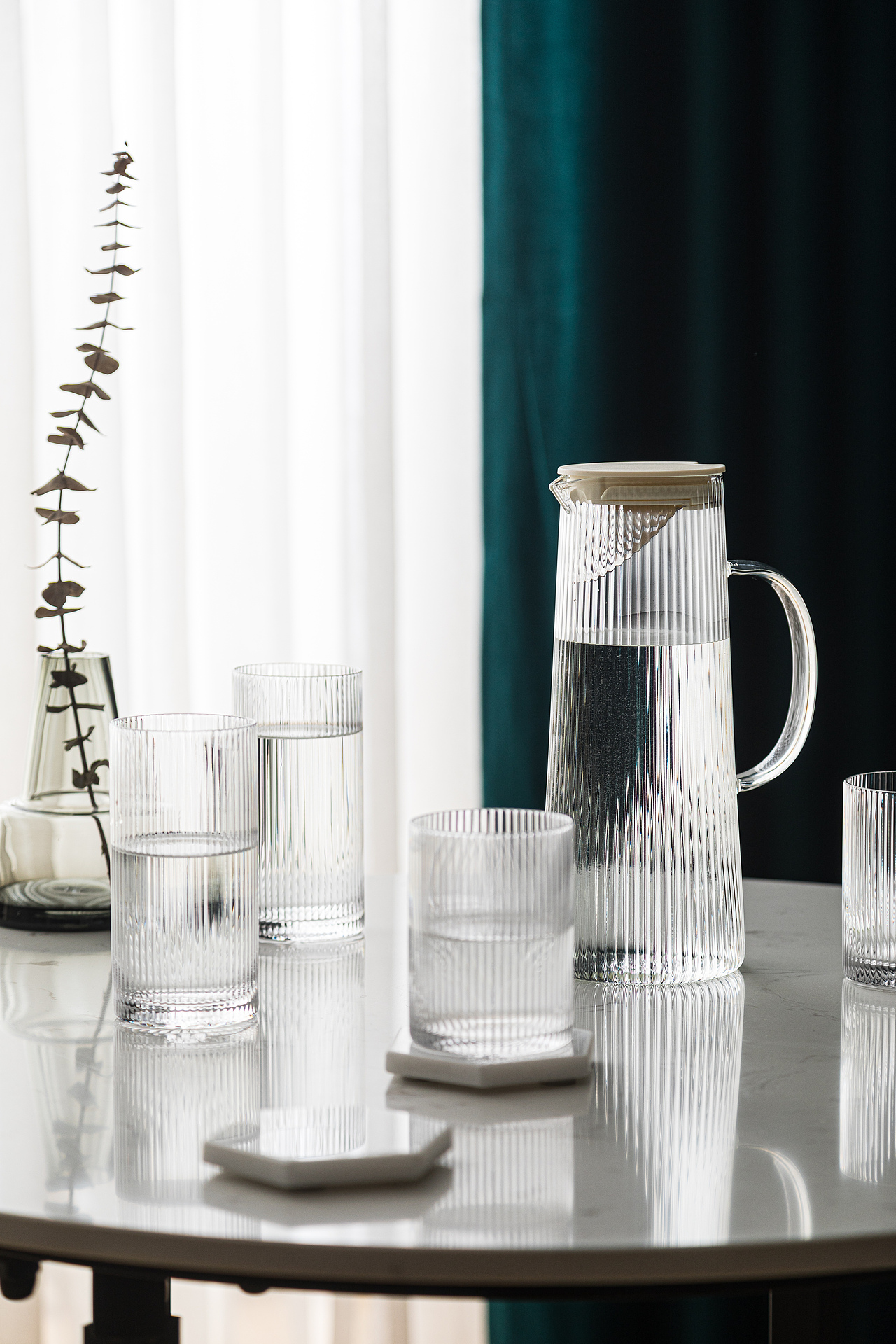 《远走高飞》| 水杯 | 玻璃杯 | 冷水壶 | 饮具（图ZMjQ4NDE4MjQ4） - 产品摄影 - 站酷设计师一毛拍美器原创素材 - 站酷ZCOOL