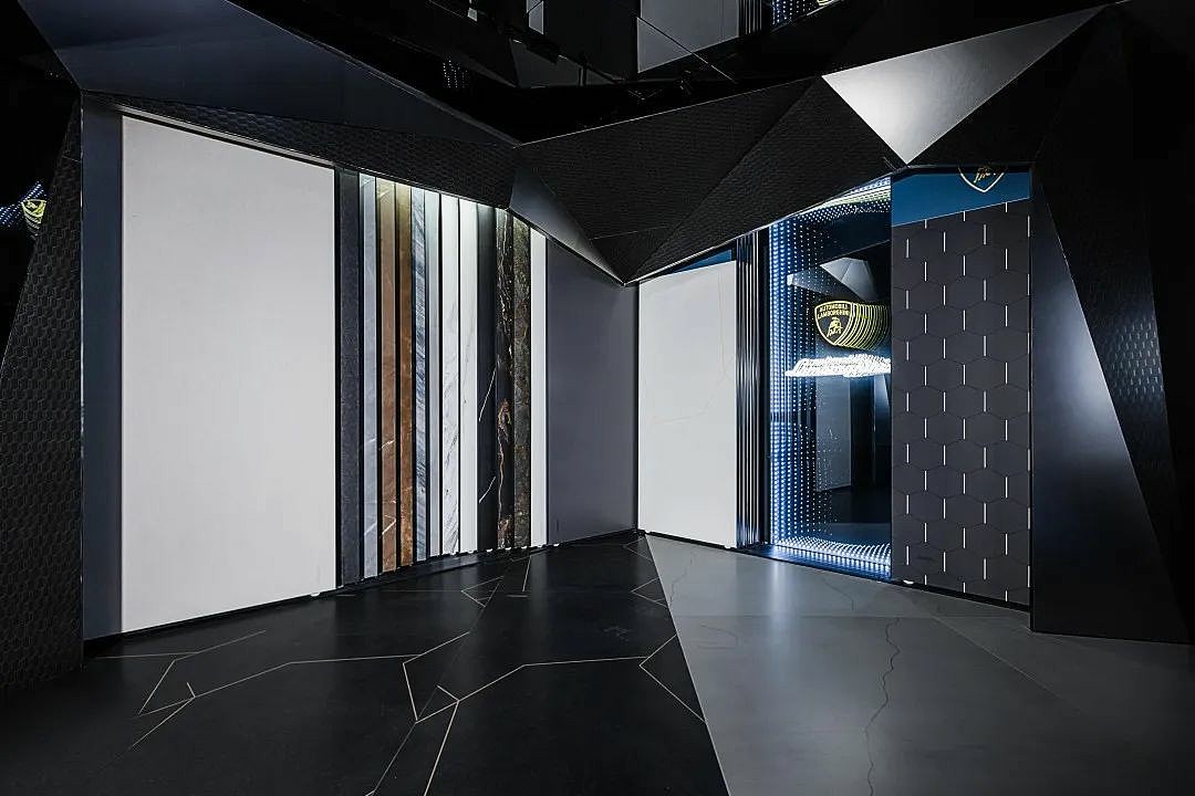 在西墙北墙设置产品元素展区,一方面在功能和空间属性上我们解决矛盾。