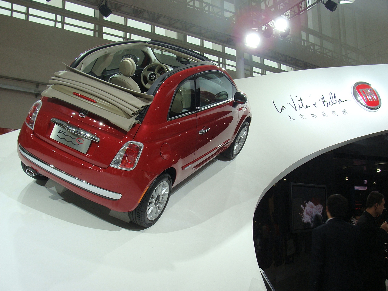 【2012北京国际汽车展】烈焰红唇、婀娜身姿、妖娆魅影（图ZNTYyOTMwOA==） - 人像摄影 - 站酷设计师Hi丶滚原创素材 - 站酷ZCOOL