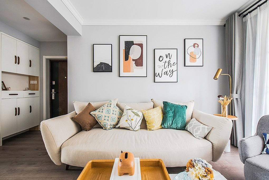 沙发背景墙用北欧风粗线条装饰画点缀
搭配暖黄色金属落地小筒灯<br>时尚简约又与整体高度和谐