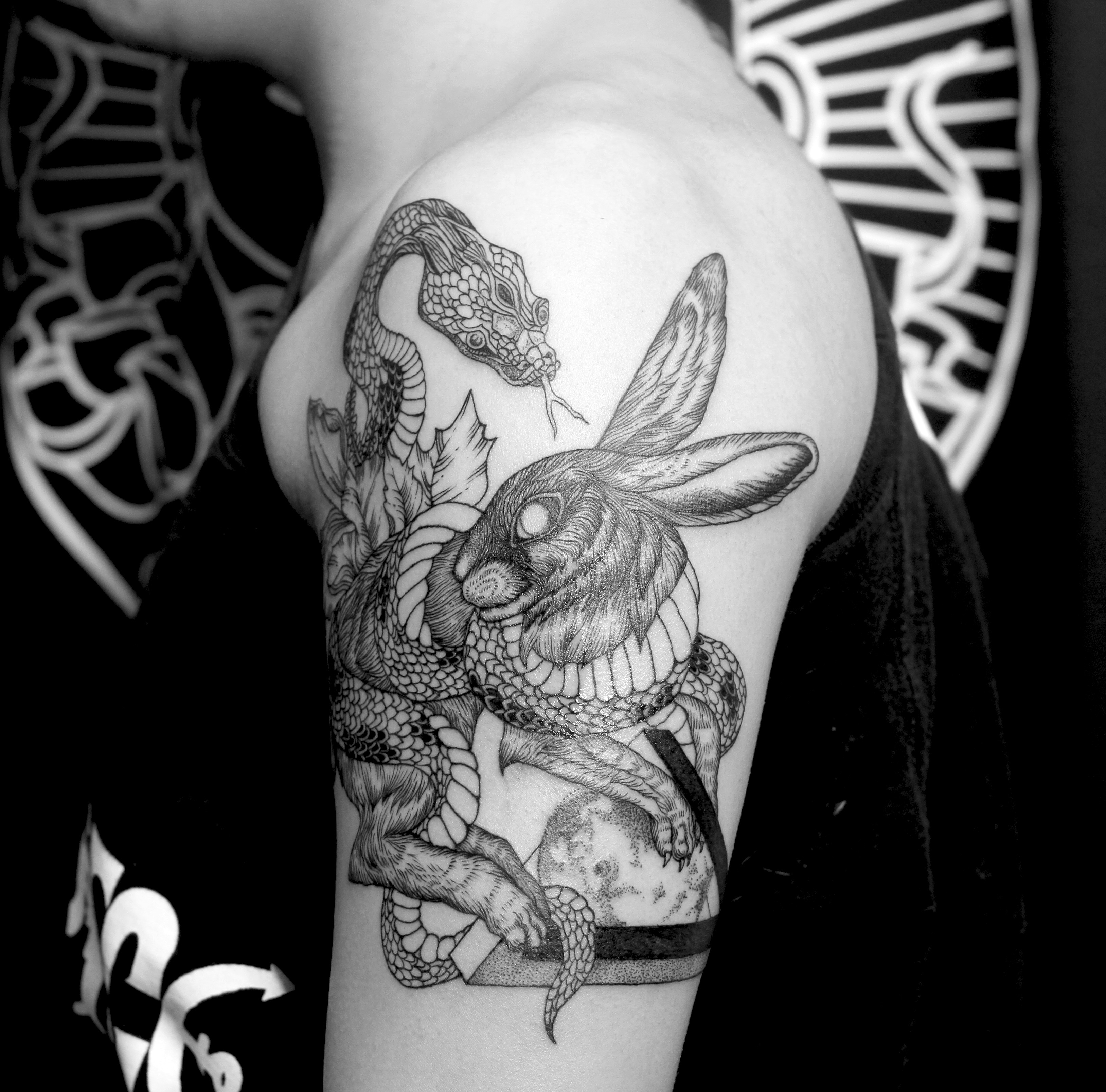 蛇盘兔花的纹身图案图片