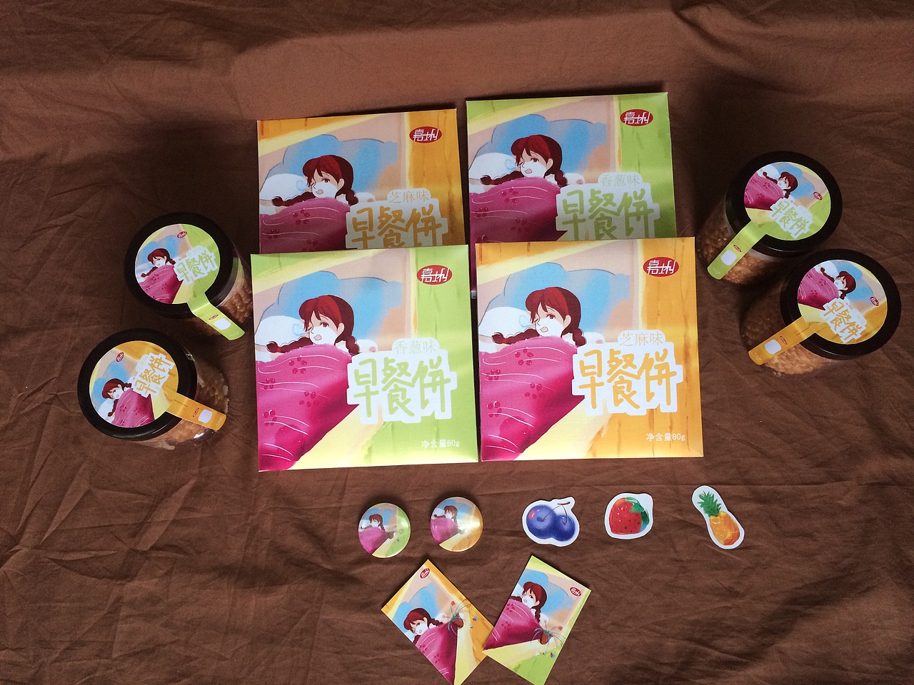 早餐饼系列有一个盒型一个罐装。视传部分将刚睡醒的朦胧感展示出来，一束阳光照射进来，开始崭新的一天。