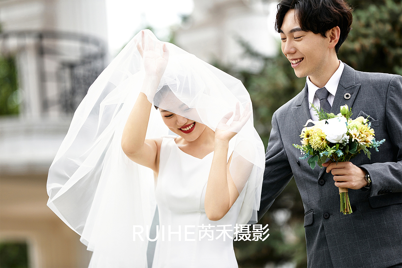 画面中所呈现的状态很真实自然,这婚纱照才有趣