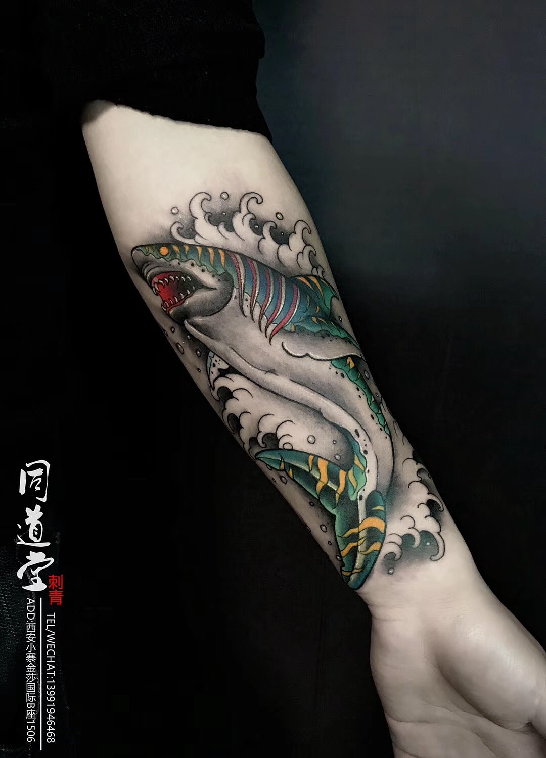 大臂鲤鱼刺青图案作品遮盖旧纹身