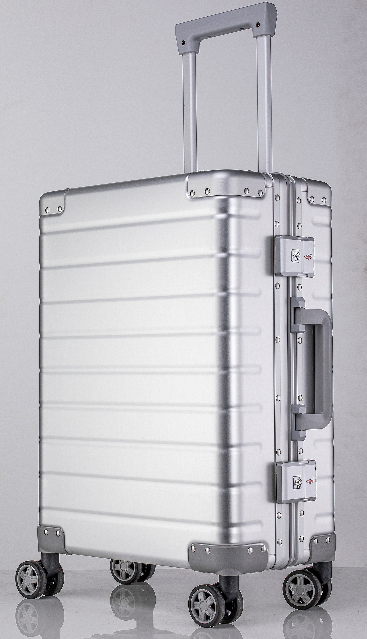 铝框万向轮行李箱拍摄 视频制作 画册制作 网上开店（图ZMjU5MzM2NjQw） - 产品摄影 - 站酷设计师岭南视觉原创素材 - 站酷ZCOOL