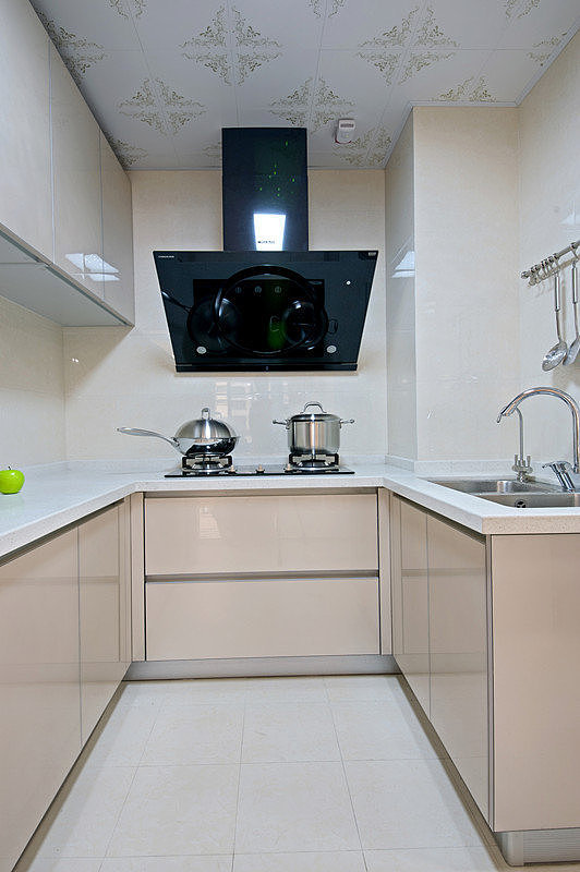 现代简约风格家居，暖色调面漆很温馨，一个简洁有爱的