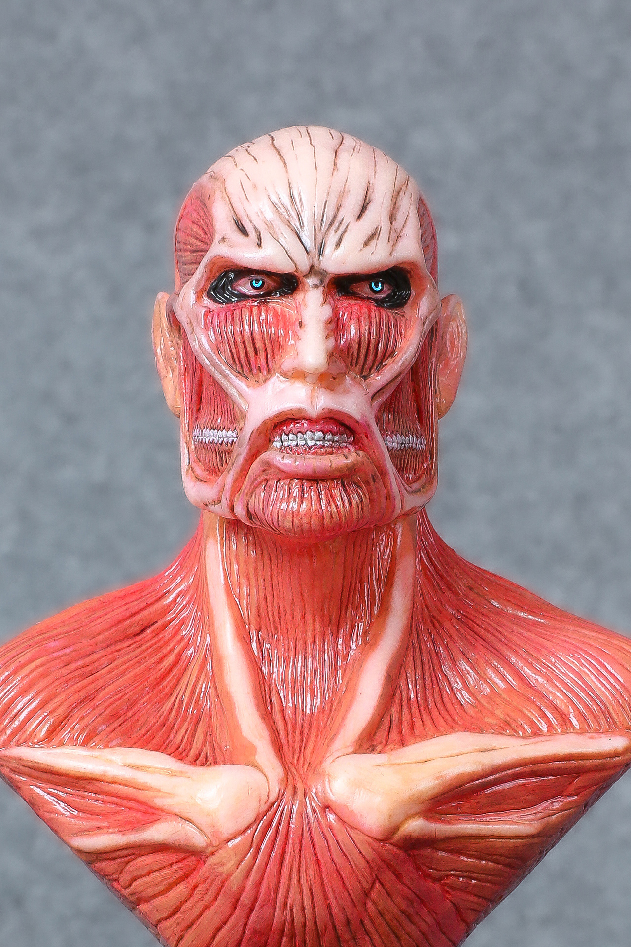 超大型巨人胸像