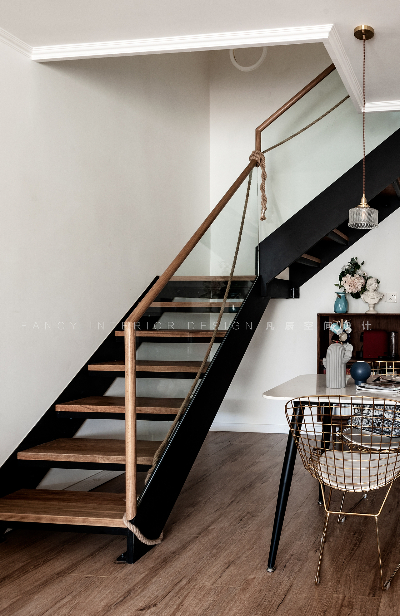 于是在楼梯扶手上拴了一根粗细适合的绳子,颜色跟扶手颜色非常搭,小