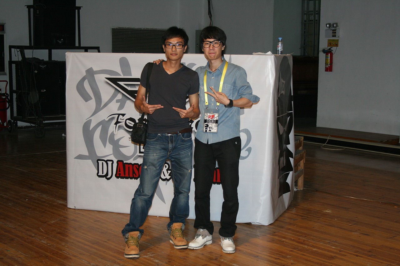 小弟和<珍宝>广告的设计师留影