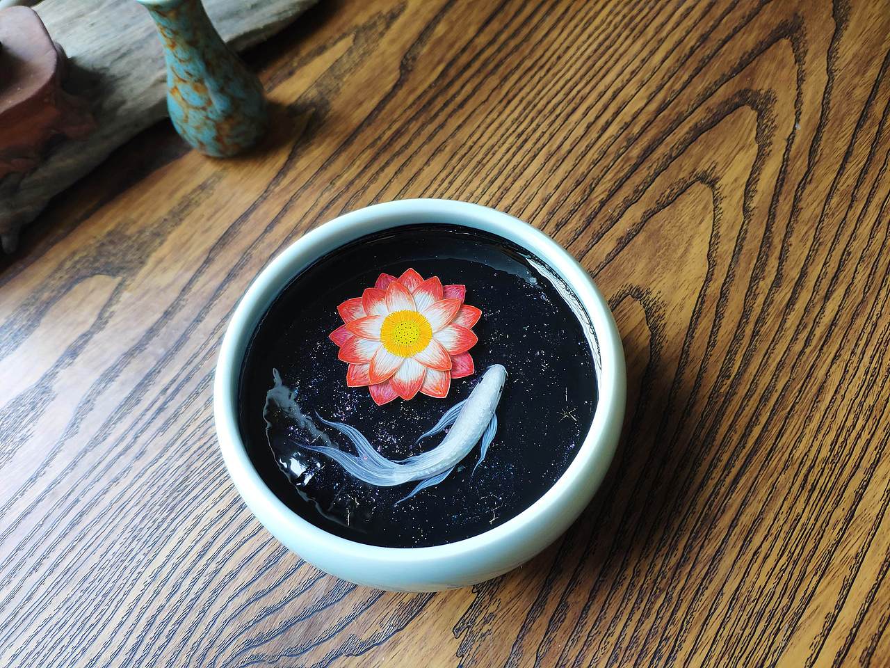 小花与白锦鲤鱼