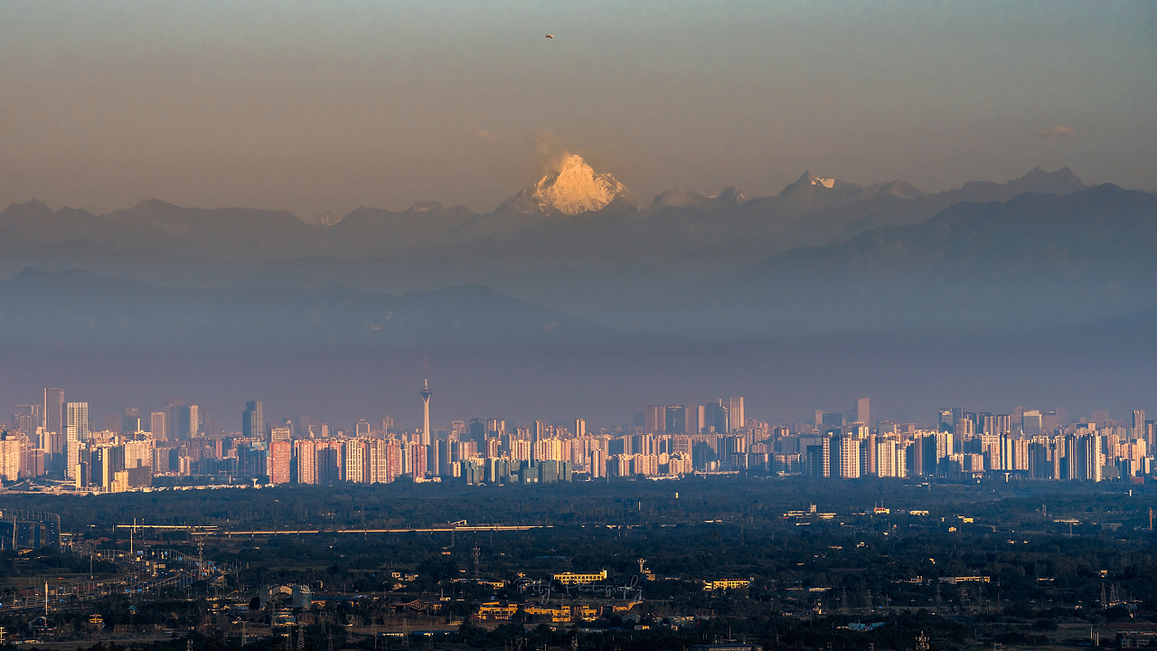 中秋成都,雪山云海与满月