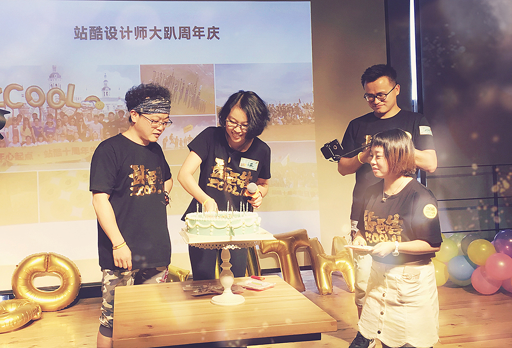 组织者们切蛋糕