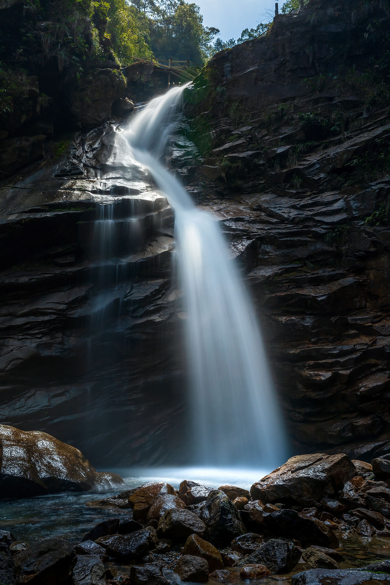 壮观的青龙大瀑布,离近拍瀑布比较麻烦的是总得擦镜头