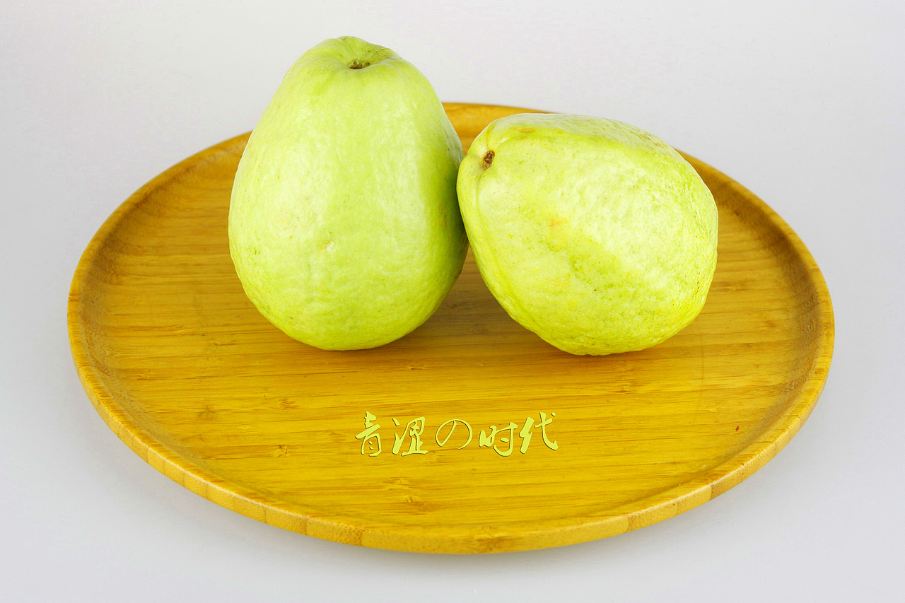 青涩的番石榴(水果静物摄影)