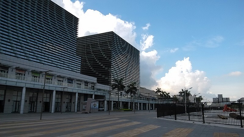 白云笼罩下的建筑