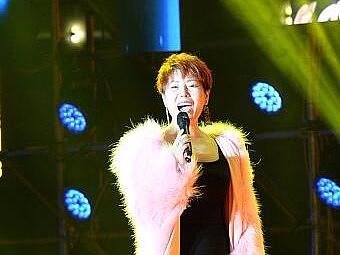 女歌手陈乃甄演绎开口跪 穿贵气毛绒外套帅气不失甜美