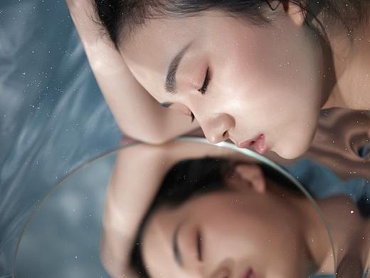 镜水桃花开