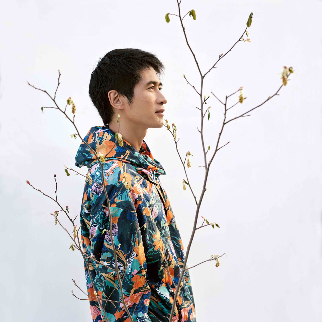 2021年利郎品牌代言人韩寒图片场景海边和树林