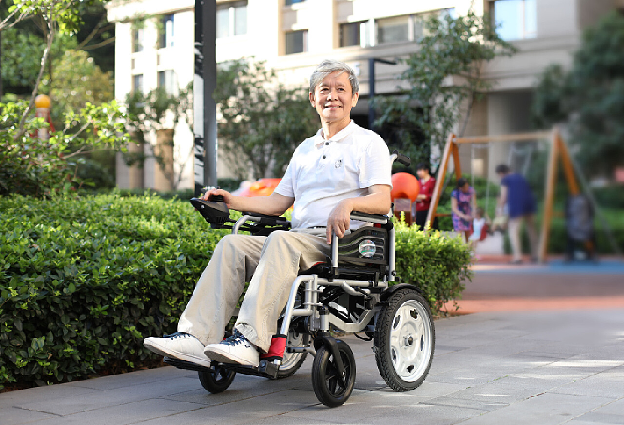轮椅和移椅援助_照护课堂_湖南普亲老龄产业发展有限公司
