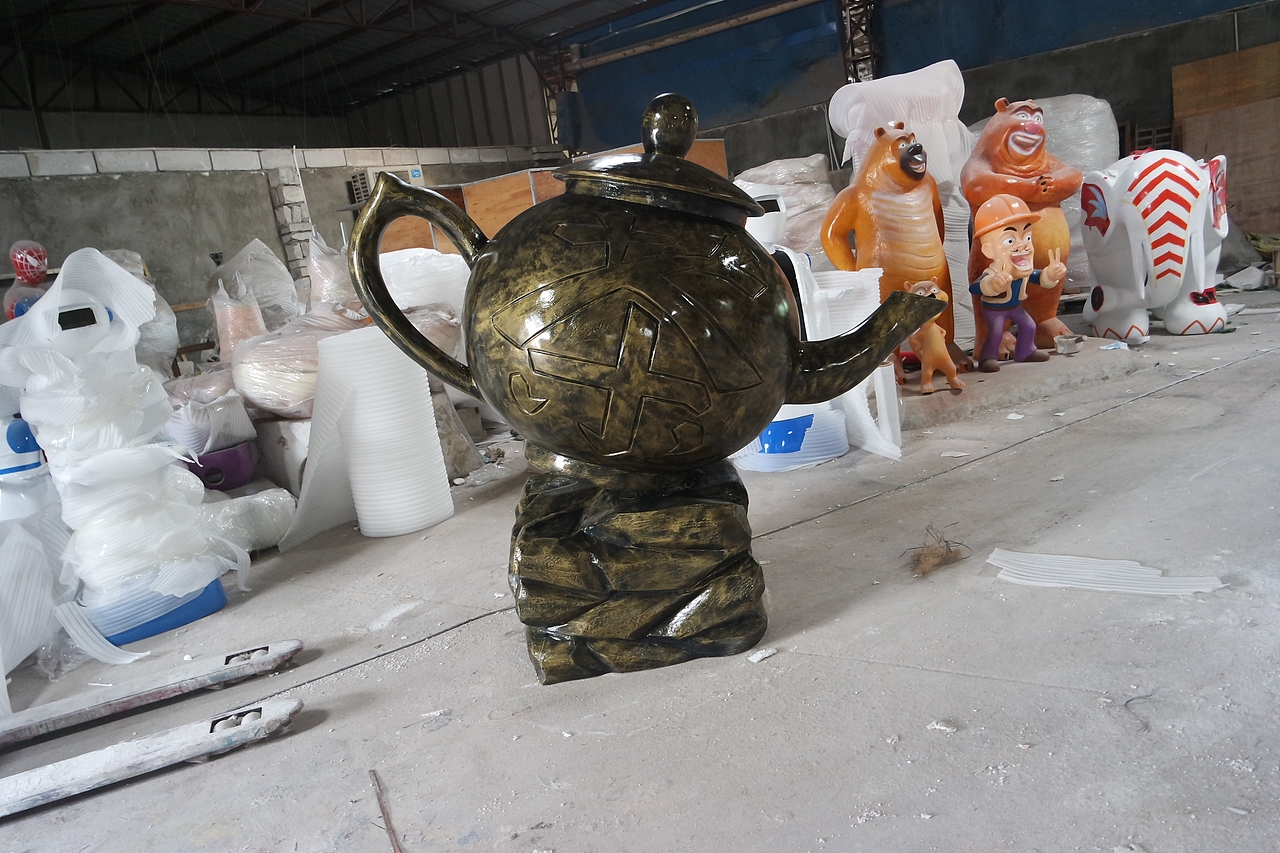 定制玻璃钢悬空茶壶雕塑玻璃钢流水天壶雕塑户外摆件