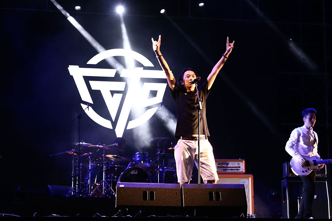 左右乐队logo设计