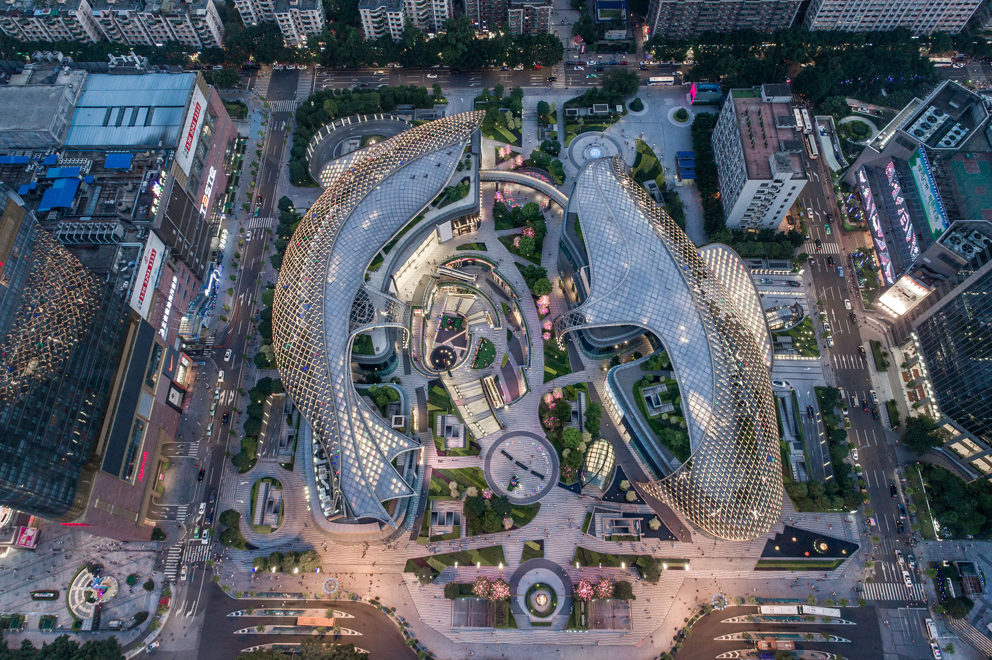 以花园为中心的广州 parc 中心 / 广州天环广场