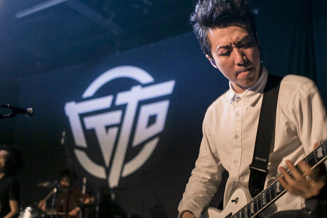 左右乐队logo设计