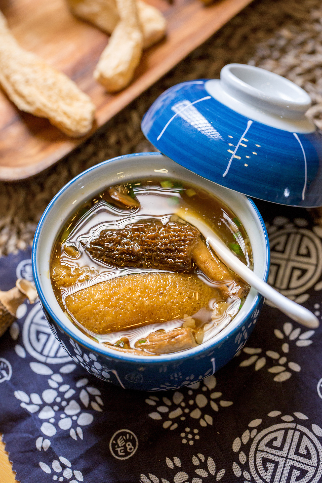 云南旅游最不可错过的美食，这锅野生菌汤味道鲜美还便宜_丽江