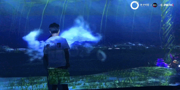 有趣的是,当你触摸这些海洋生物,旁边便会出现关于它的信息,
这个设计,不仅满足了观赏,还能普及关于海洋生物的知识。<br>这样新奇的设计,打破了传统海洋馆的单一作用。