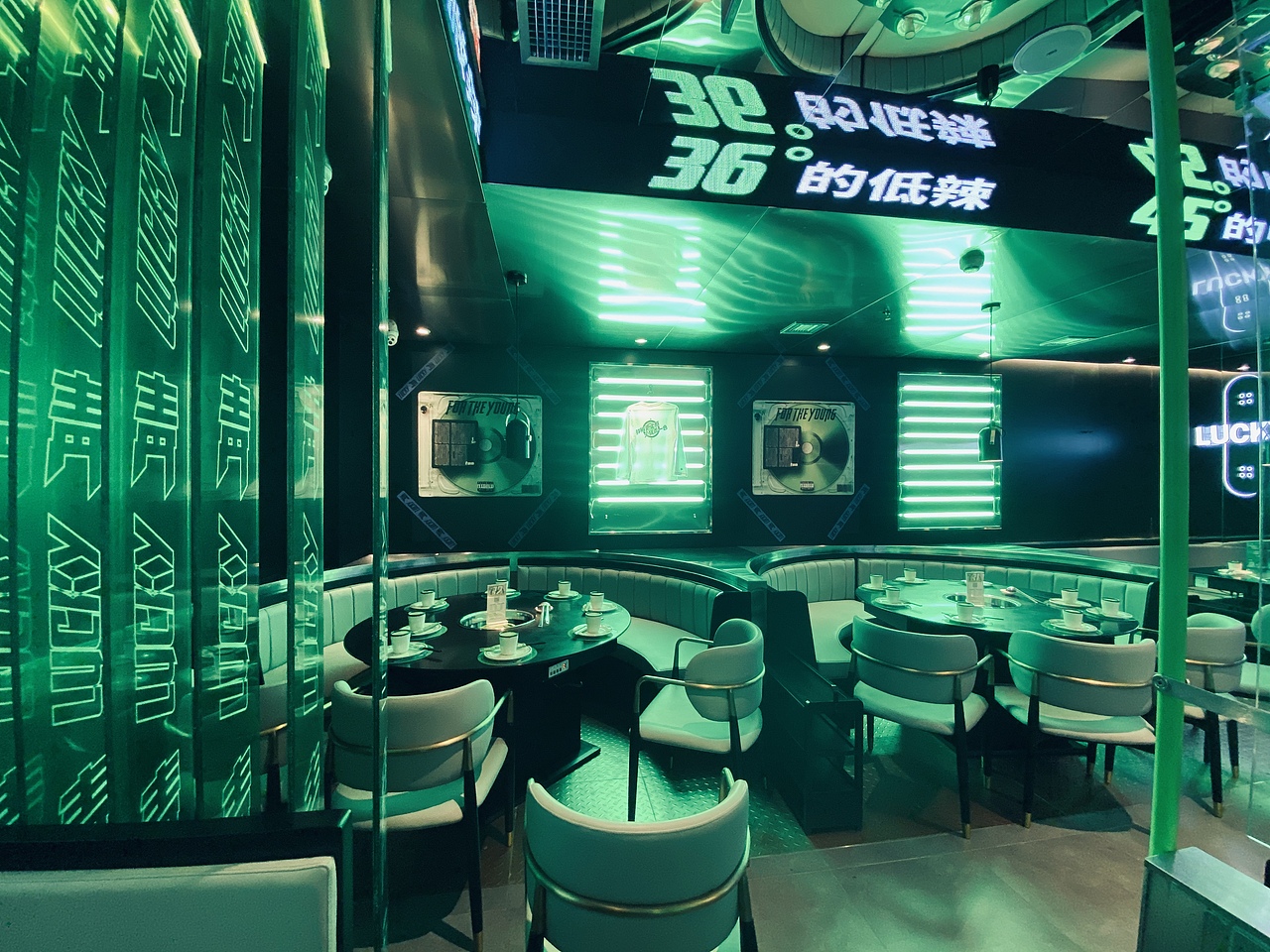 青一色——鲜椒火锅现场摄影图 | 耶兔兽设计|董青（图ZMjA1MDk4MDI4） - 酒店餐饮设计 - 站酷设计师董青_耶兔兽设计原创素材 - 站酷ZCOOL