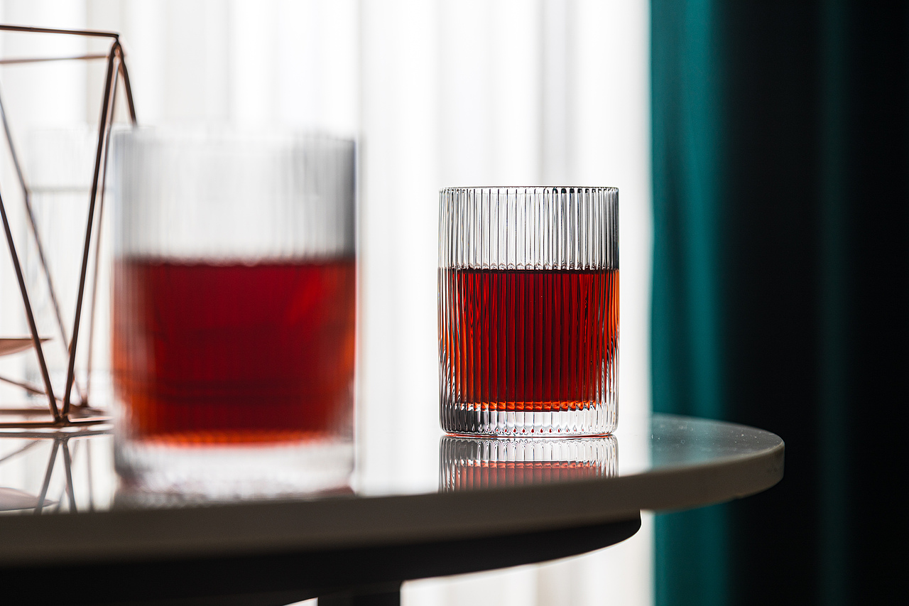 《远走高飞》| 水杯 | 玻璃杯 | 冷水壶 | 饮具（图ZMjQ4NDE4MjQw） - 产品摄影 - 站酷设计师一毛拍美器原创素材 - 站酷ZCOOL