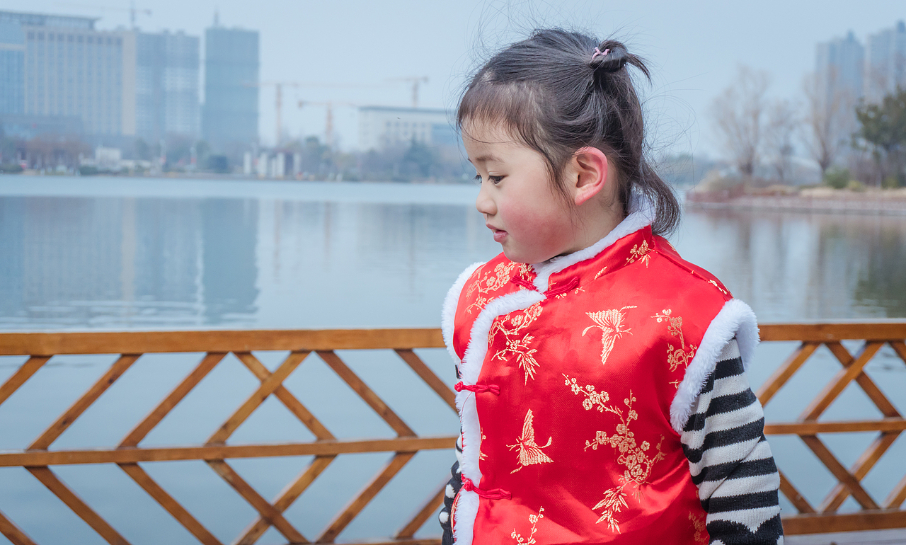 小郑三岁了-《公园玩耍》