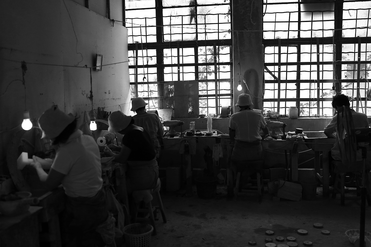 有些房间也很昏暗,工人们就在这种环境下,一复一日的工作着。