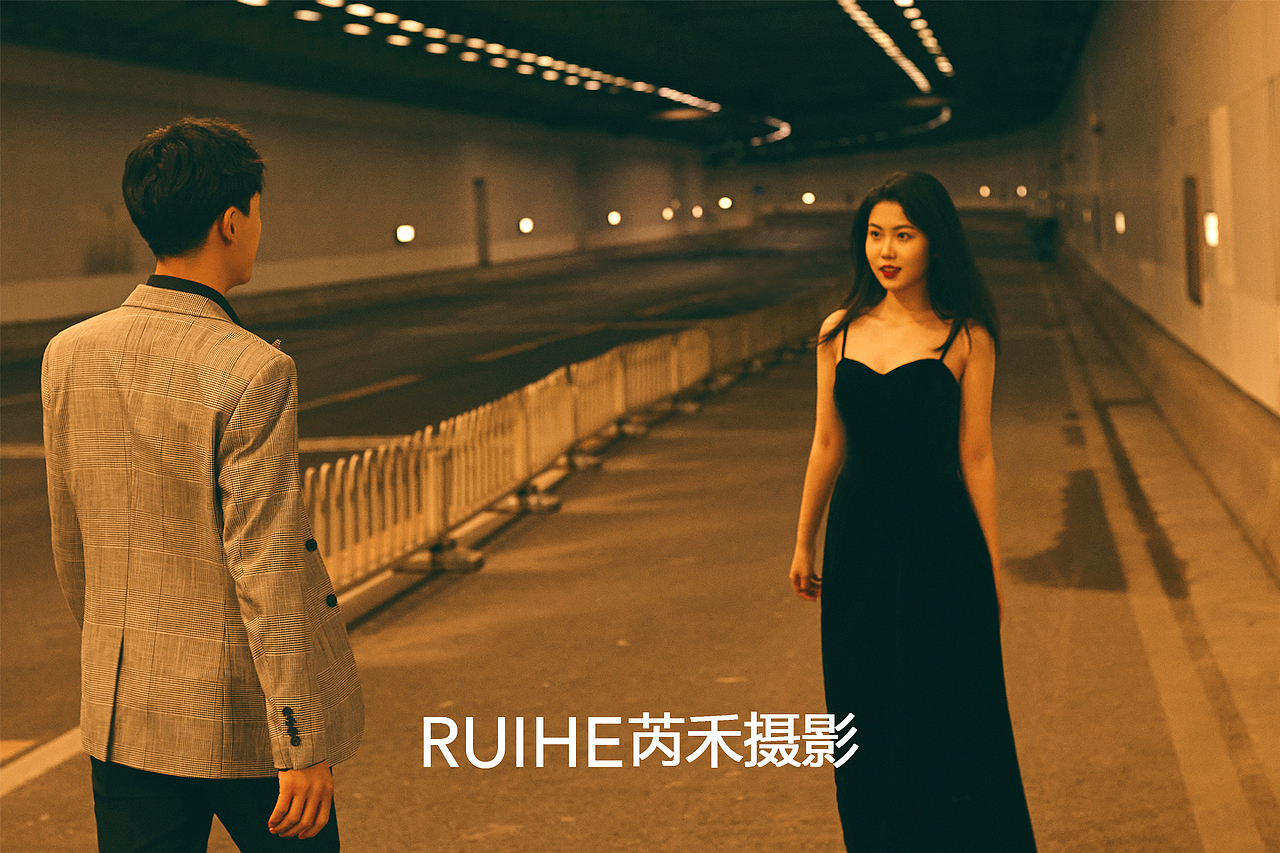 港风王家卫电影感婚纱照，隧道拍出的情绪大片~（图ZMjgxMDE3MjEy） - 婚礼摄影 - 站酷设计师遇见YUJIAN原创素材 - 站酷ZCOOL