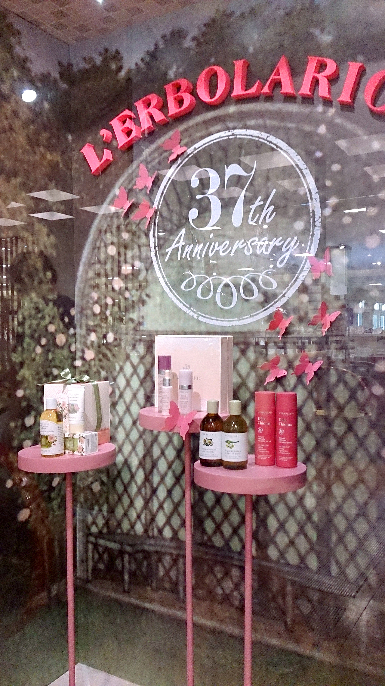 L'ERBOLARIO 生日慶櫥窗（图ZMTc4Nzg2MDEy） - 展陈设计 - 站酷设计师周佳怡原创素材 - 站酷ZCOOL