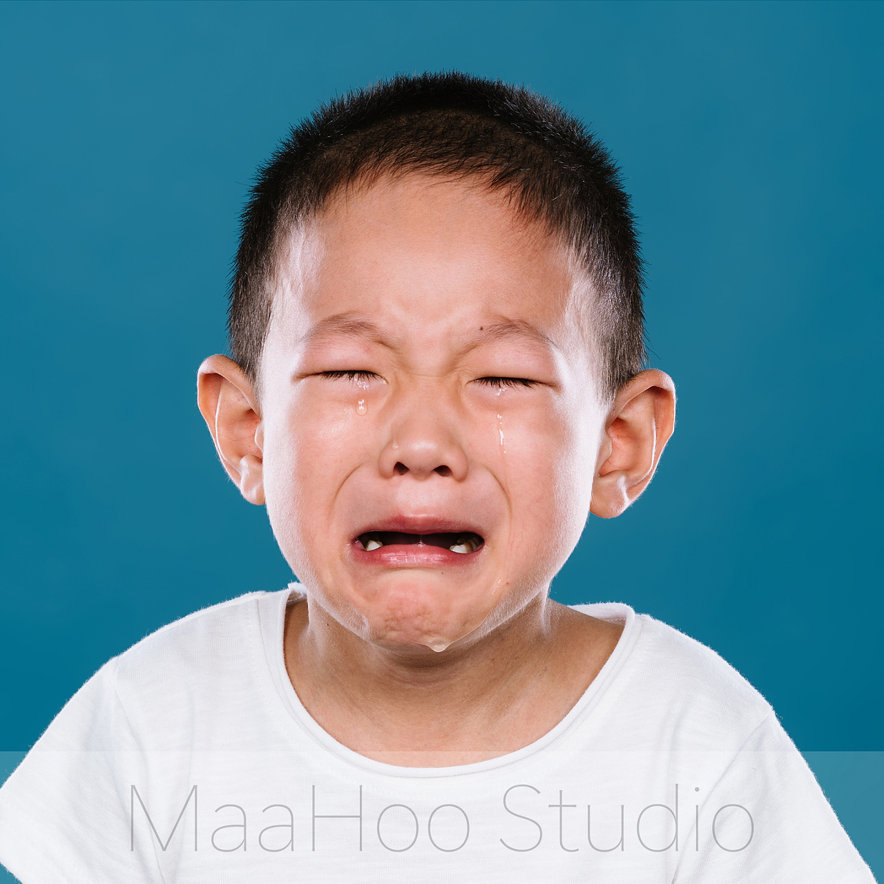 小孩哭的照片头像可爱图片