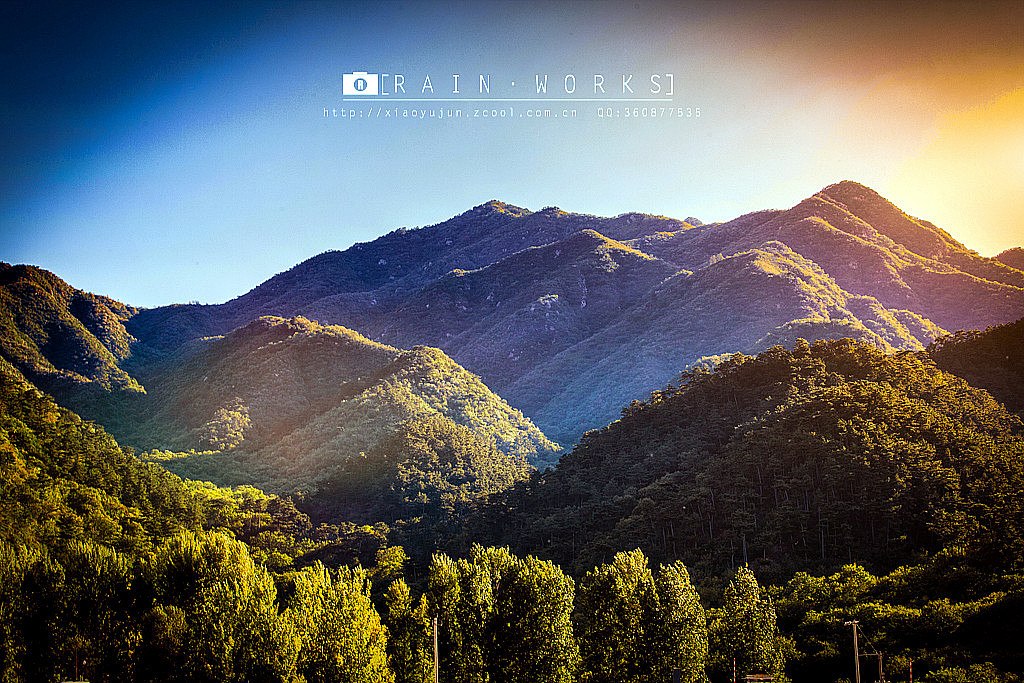 最后说点城市上班族出游心得吧,越是放假,越别去什么旅游景点,这个不用解释了吧,本来城市生活快速而拥挤,好容易放个假你还去那些名胜景点再添一把堵干什么?还不如回公司三薪加班呢不是?我是去坝上未遂了,但但凡一个听说我要去坝上的朋友都说这个季节你去坝上干什么,冷不说草都没了。我理解为,既然是自然,每一季都有一季的风景,每一季的风景都有独特的美,大家都觉得冷都不去才好,坝上草原也算是让我“承包了”,所以我宁愿去那些没人去的地方享受自己所见所闻,也不愿意跟随大部队把7天的假期变成7天排队。其实南方的很多地方我也想去,苦于要么太忙没时间,要么全国人民都休息,所以再等机会吧~出发不需要勇气,需要的是时间。