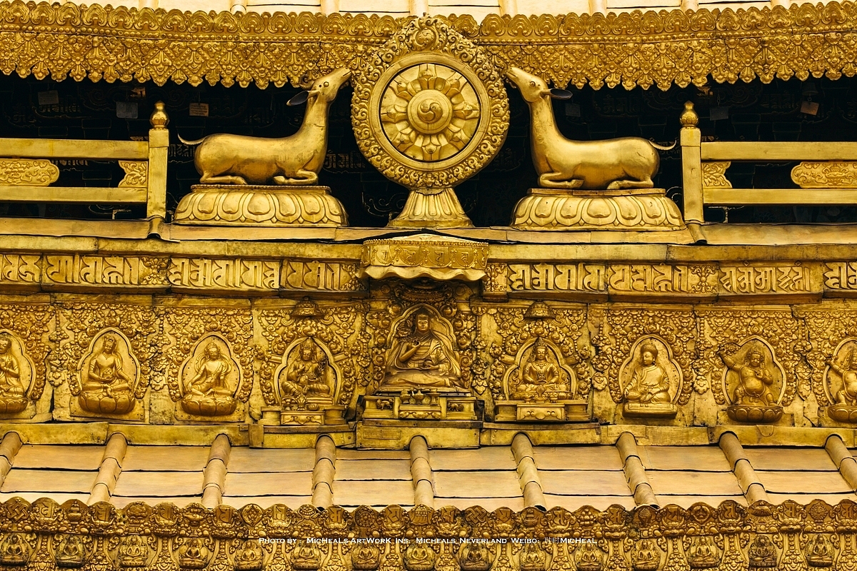 大昭寺较为精彩的除了内殿的佛家陈列外，外墙的近千米的藏式壁画《文成公主进藏图》与《大昭寺修建图》也是极为值得驻足观赏的部分，其中笔法精美的佛像成千上万，看的我感慨不停……毕竟没有一个非常好的介绍我之前并不知道这些是多么的恢宏。寺庙的金顶与斗拱都属于典型的汉式木建构建筑形制，而碉楼，雕梁细节则是藏式模样，虽然有修护的成分，但是这是文成公主进藏带来的较为明显的变化，她所带来的工匠与当地工匠极好的将两种建筑模式的优点发扬光大，致使后期藏传佛教建筑更为稳固耐久，所传承至今的文化也更加丰富。有着不可磨灭的功劳。来了西藏拉萨，不要错过大昭寺，是真的。
