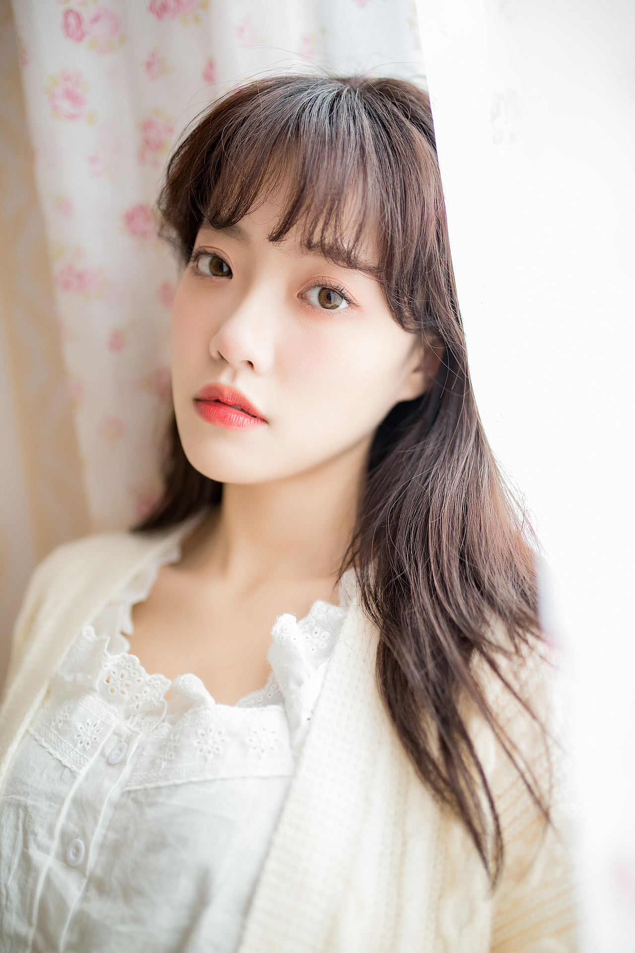 我看着你的脸，轻刷着和弦