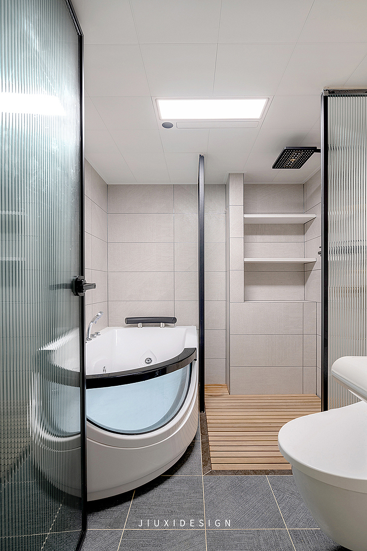 地面铺设地砖的时候,特意做了凹凸纹理和防滑处理.