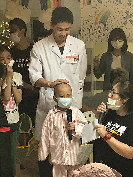 最后,用医生哥哥的摸头作结束。希望他们都好好的,健康快乐,实现自己的愿望。
<br><br>“我们这一家的61音乐会”<br>广州中山大学附属第一医院儿科二区<br>广州市少年宫 病房中的音乐治疗项目<br>雨后彩虹融合艺术团 特殊艺术家工作室<br>叁画社 黄文婷 陈学斌 Teddy Jazz Band<br>(本文愿望插画/马鹏浩)