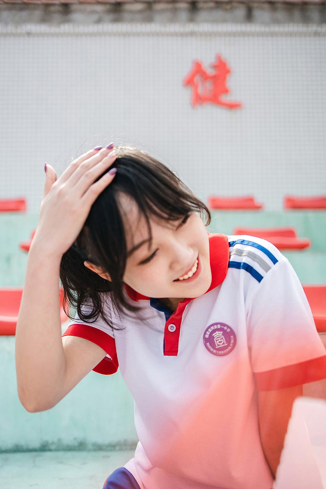穿校服的少年